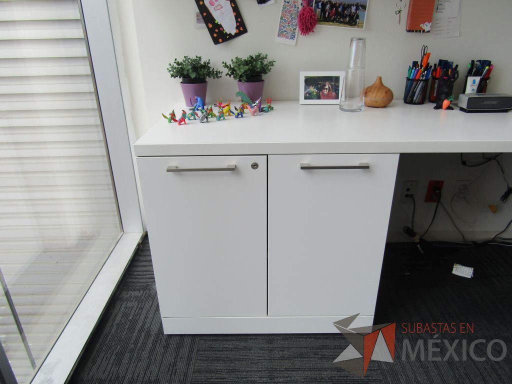 Lote 070 - Escritorio en escuadra con gabinete de pedestal de 2 puertas y 2 gavetas empotradas con 2 puertas corredizas - Imagen 8