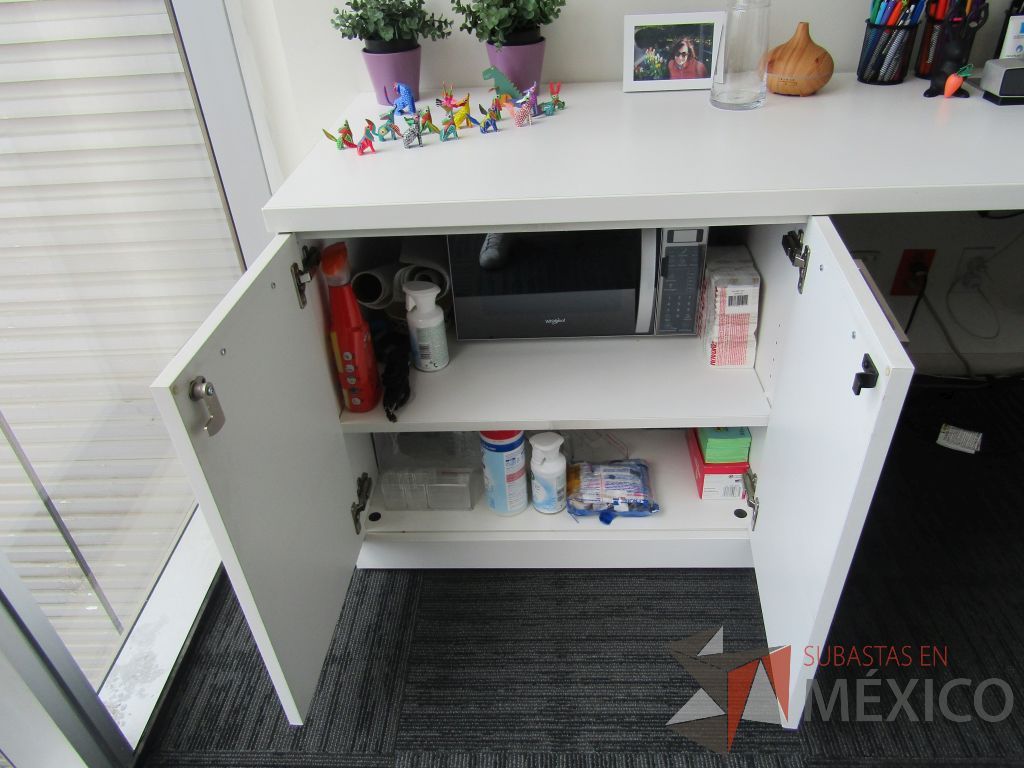 Lote 070 - Escritorio en escuadra con gabinete de pedestal de 2 puertas y 2 gavetas empotradas con 2 puertas corredizas - Imagen 9