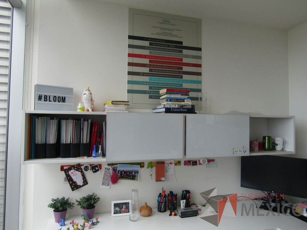Lote 070 - Escritorio en escuadra con gabinete de pedestal de 2 puertas y 2 gavetas empotradas con 2 puertas corredizas - Imagen 12