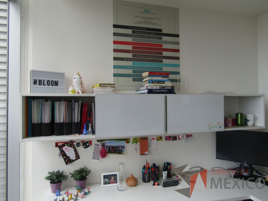Lote 070 - Escritorio en escuadra con gabinete de pedestal de 2 puertas y 2 gavetas empotradas con 2 puertas corredizas - Imagen 13