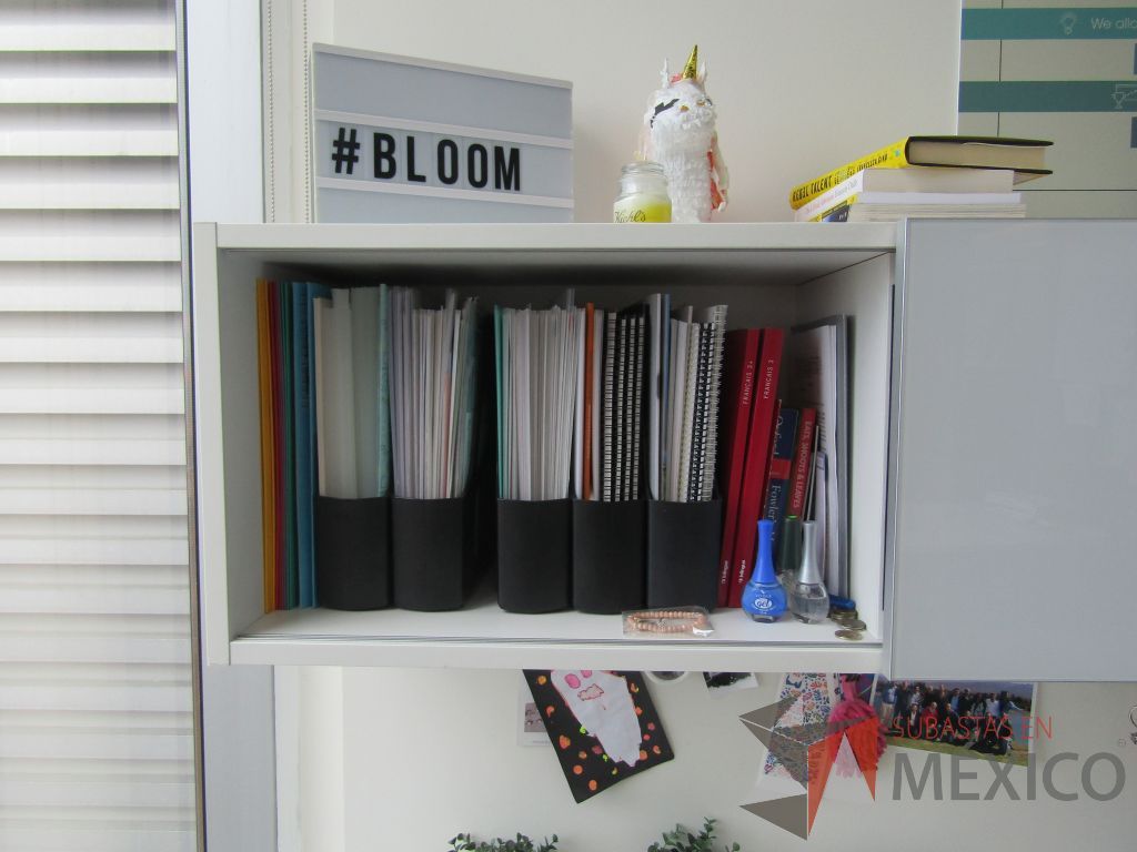 Lote 070 - Escritorio en escuadra con gabinete de pedestal de 2 puertas y 2 gavetas empotradas con 2 puertas corredizas - Imagen 11