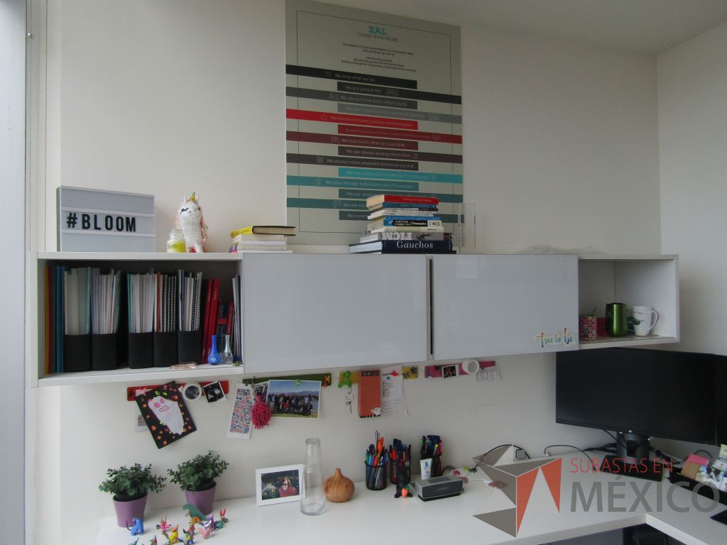 Lote 070 - Escritorio en escuadra con gabinete de pedestal de 2 puertas y 2 gavetas empotradas con 2 puertas corredizas - Imagen 10