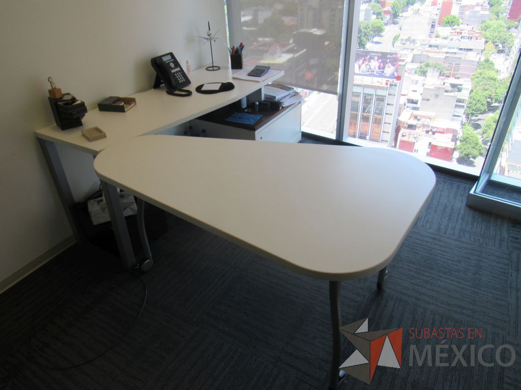 Lote 141 - Oficina Operativa con Escritorio, Mesa de Apoyo Triangular con Ruedas y Gabinete - Imagen 8