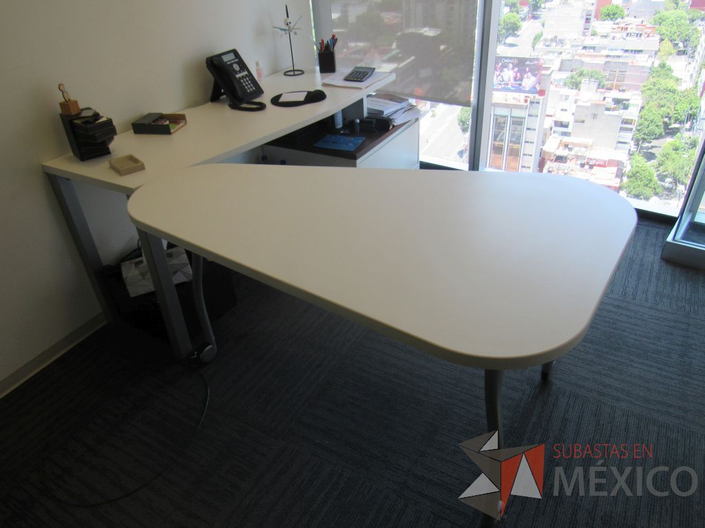Lote 141 - Oficina Operativa con Escritorio, Mesa de Apoyo Triangular con Ruedas y Gabinete - Imagen 9