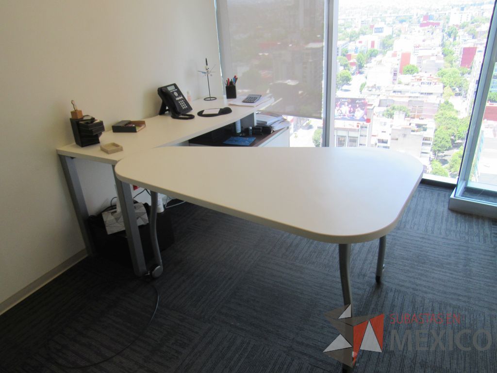 Lote 160 - Oficina Operativa con Escritorio, Mesa de Apoyo Triangular con Ruedas y Gabinete - Imagen 10