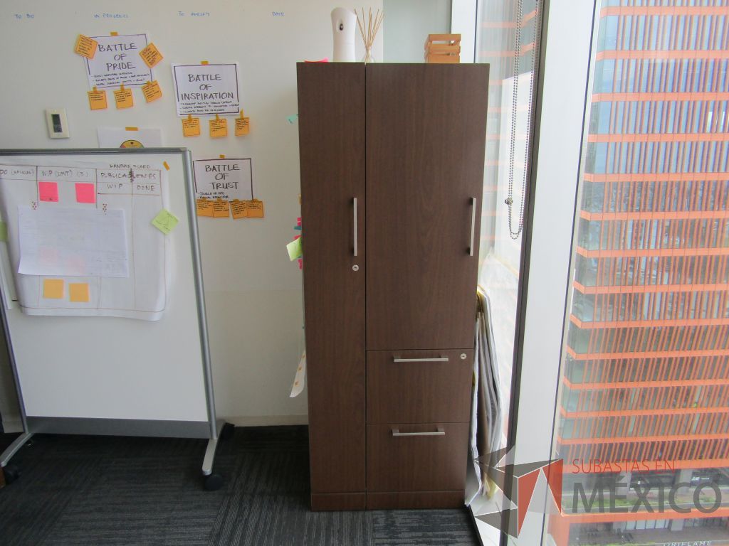 Lote 183 - Gabinete alto con 2 puertas y 2 cajones color café.