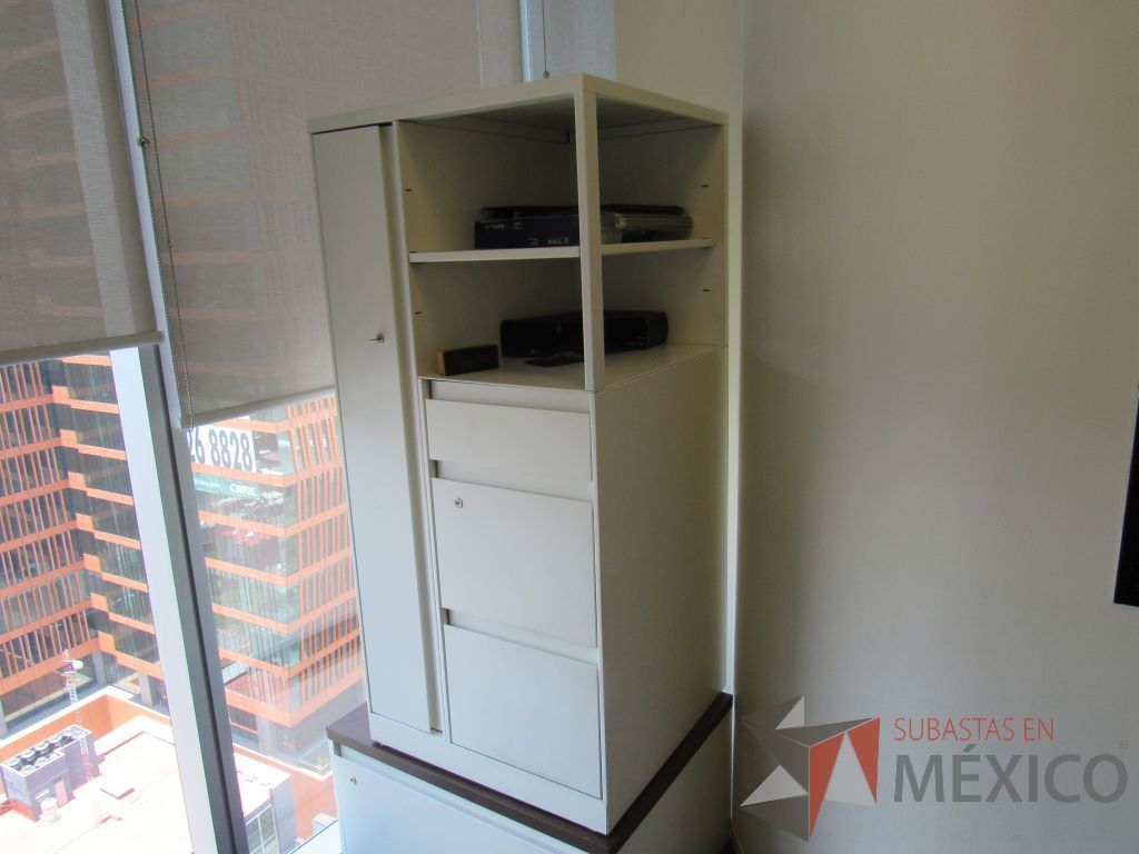 Lote 143 - Gabinete metálico con 3 cajones, 1 puerta y 1 entrepaño color blanco