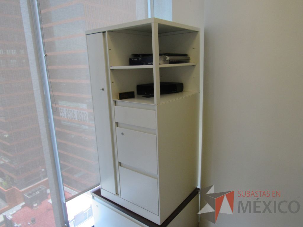 Lote 440 - Gabinete metálico con 3 cajones, 1 puerta y 1 entrepaño color blanco - Imagen 3
