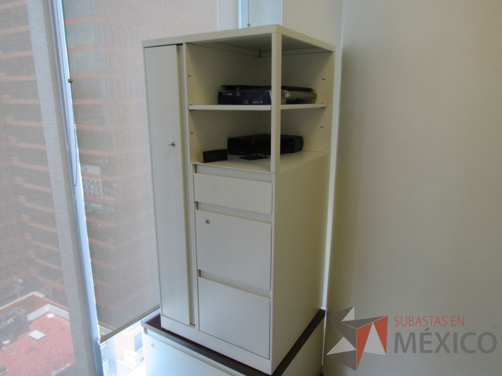 Lote 143 - Gabinete metálico con 3 cajones, 1 puerta y 1 entrepaño color blanco - Imagen 3