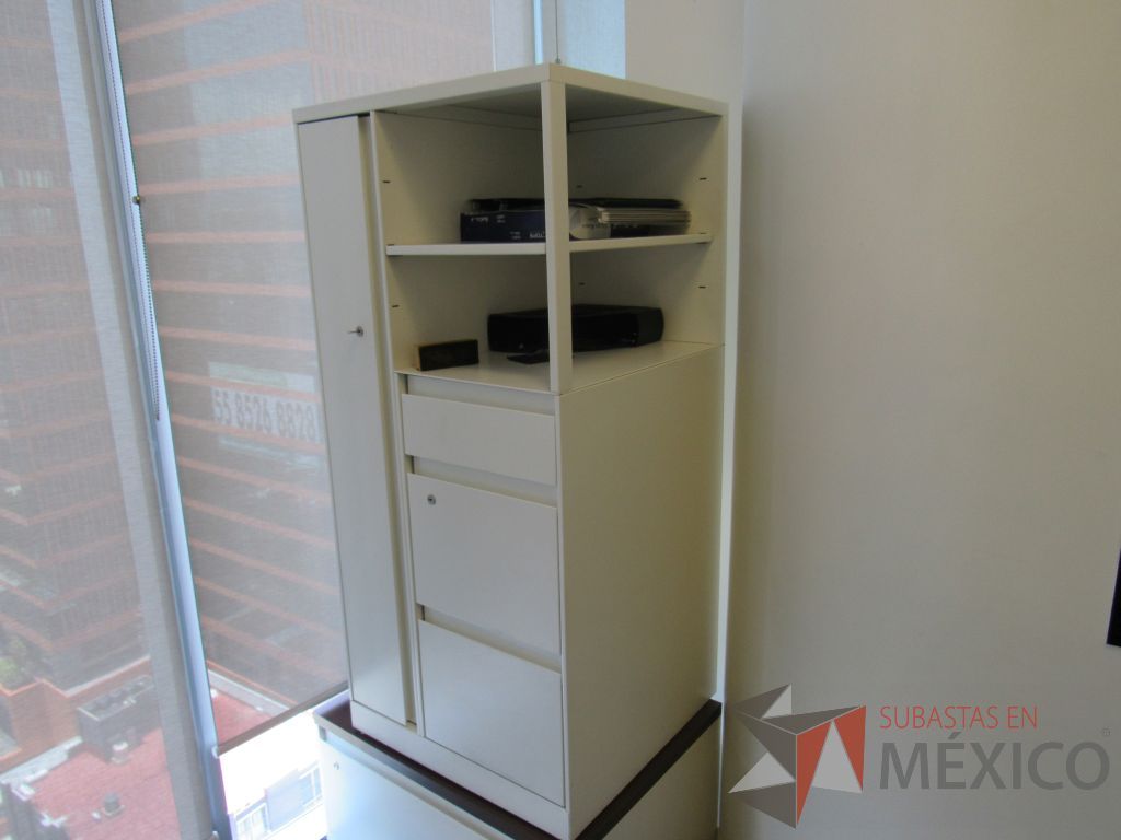 Lote 440 - Gabinete metálico con 3 cajones, 1 puerta y 1 entrepaño color blanco - Imagen 5