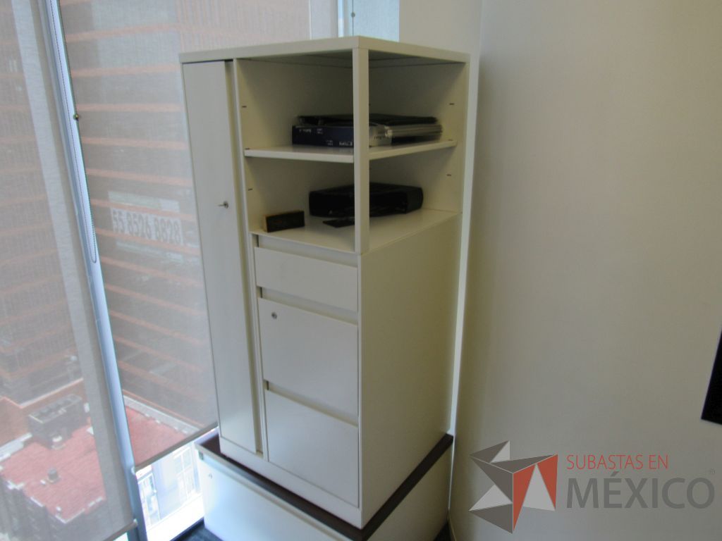 Lote 303 - Gabinete metálico con 3 cajones, 1 puerta y 1 entrepaño color blanco. - Imagen 6