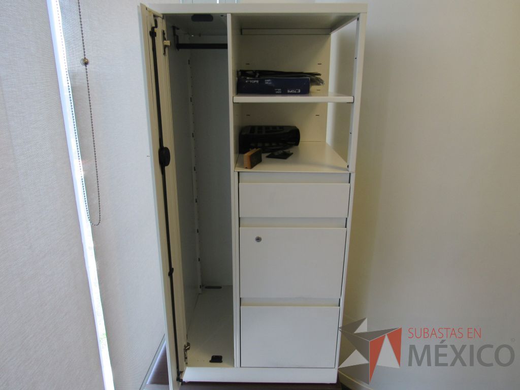 Lote 440 - Gabinete metálico con 3 cajones, 1 puerta y 1 entrepaño color blanco