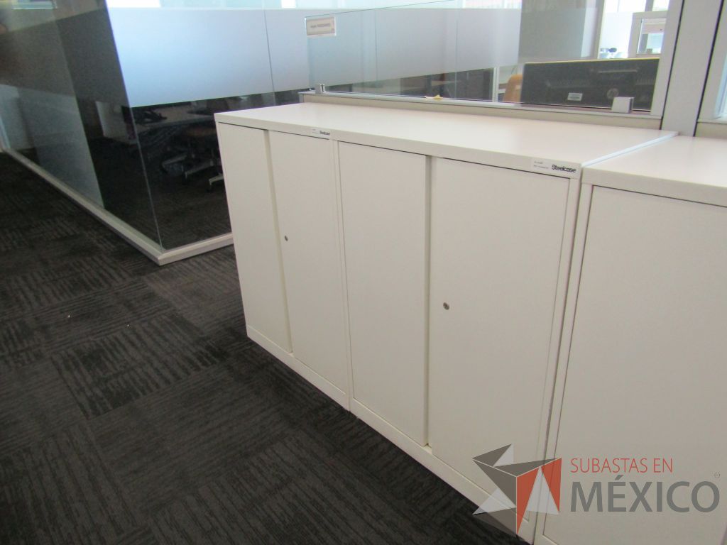 Lote 093 - Gabinete metálico con 4 puertas color blanco
