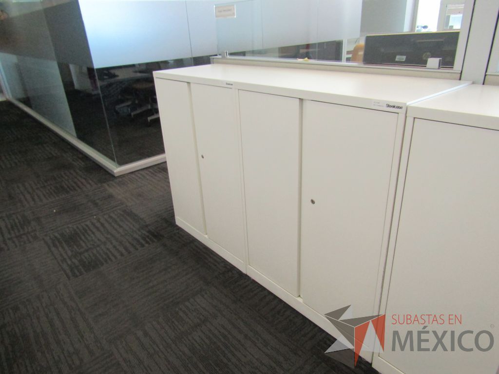Lote 093 - Gabinete metálico con 4 puertas color blanco - Imagen 5