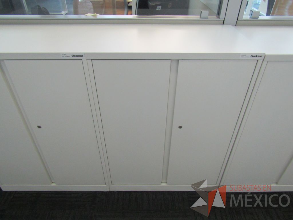 Lote 093 - Gabinete metálico con 4 puertas color blanco - Imagen 6