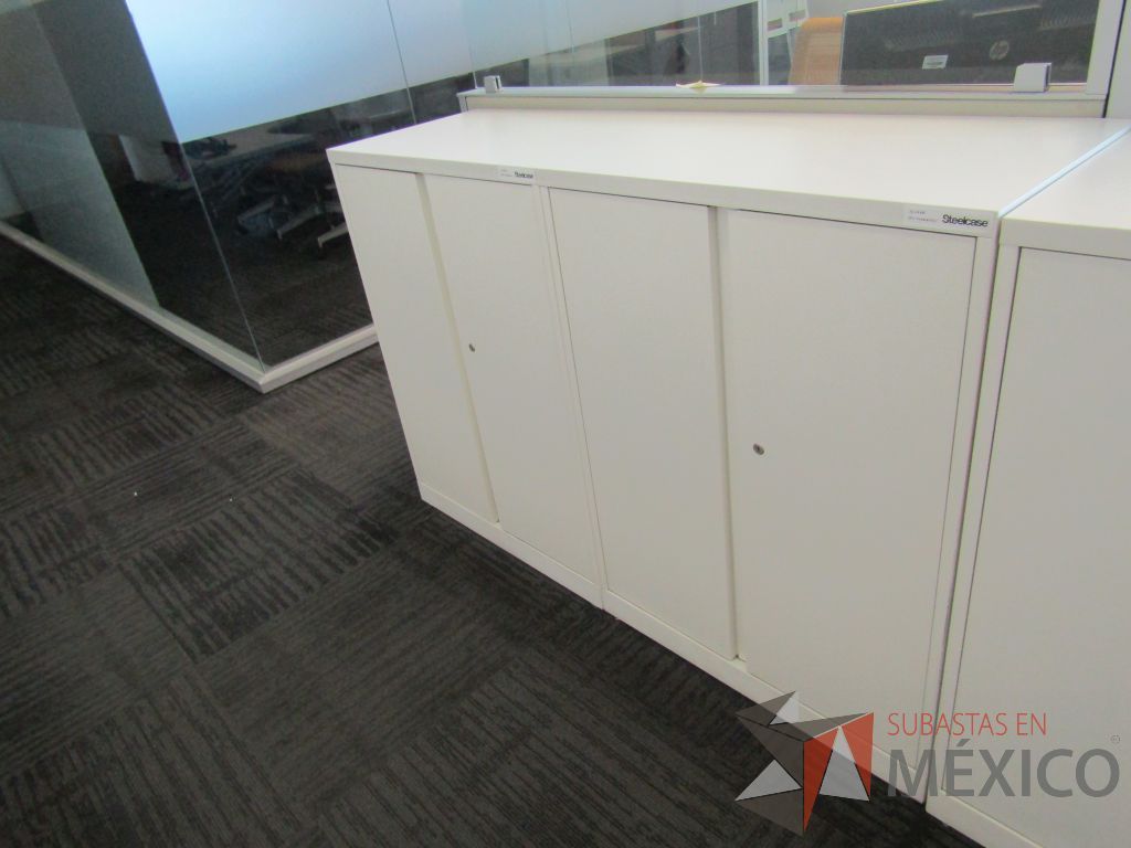 Lote 093 - Gabinete metálico con 4 puertas color blanco - Imagen 8