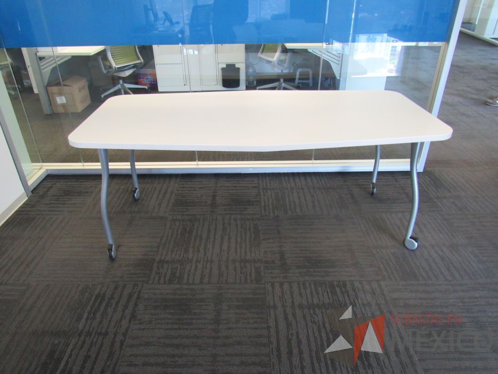 Lote 145 - Mesa de trabajo con 4 patas metálicas, ruedas y cubierta color blanco