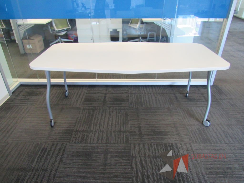Lote 145 - Mesa de trabajo con 4 patas metálicas, ruedas y cubierta color blanco - Imagen 2