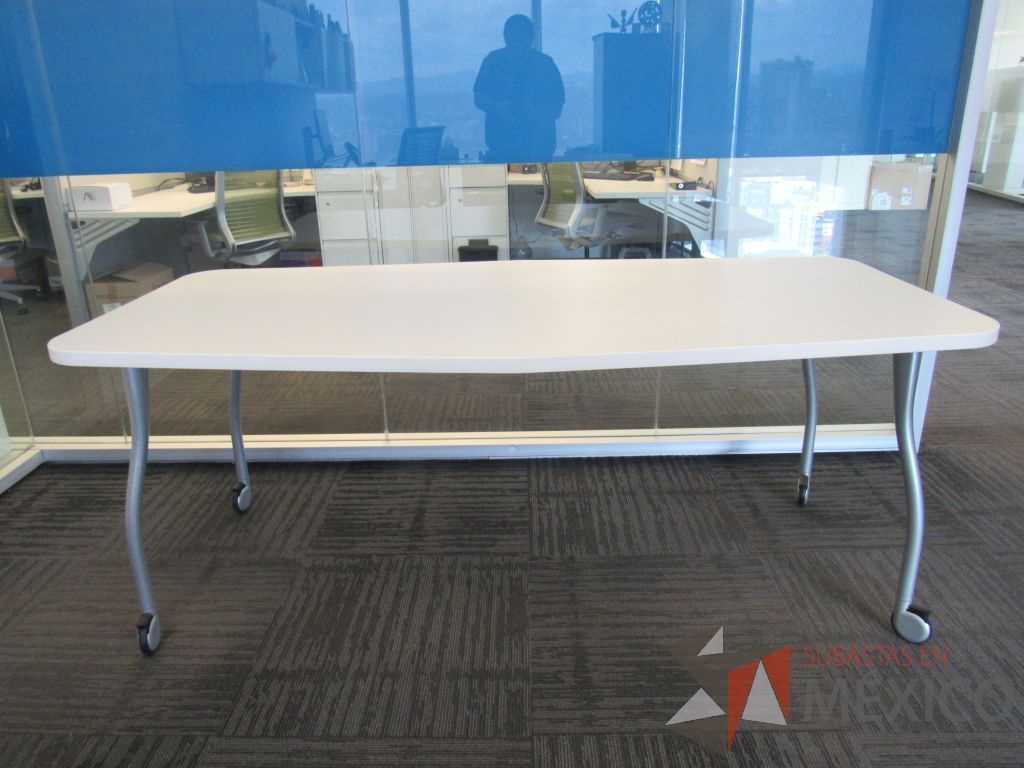 Lote 145 - Mesa de trabajo con 4 patas metálicas, ruedas y cubierta color blanco - Imagen 3
