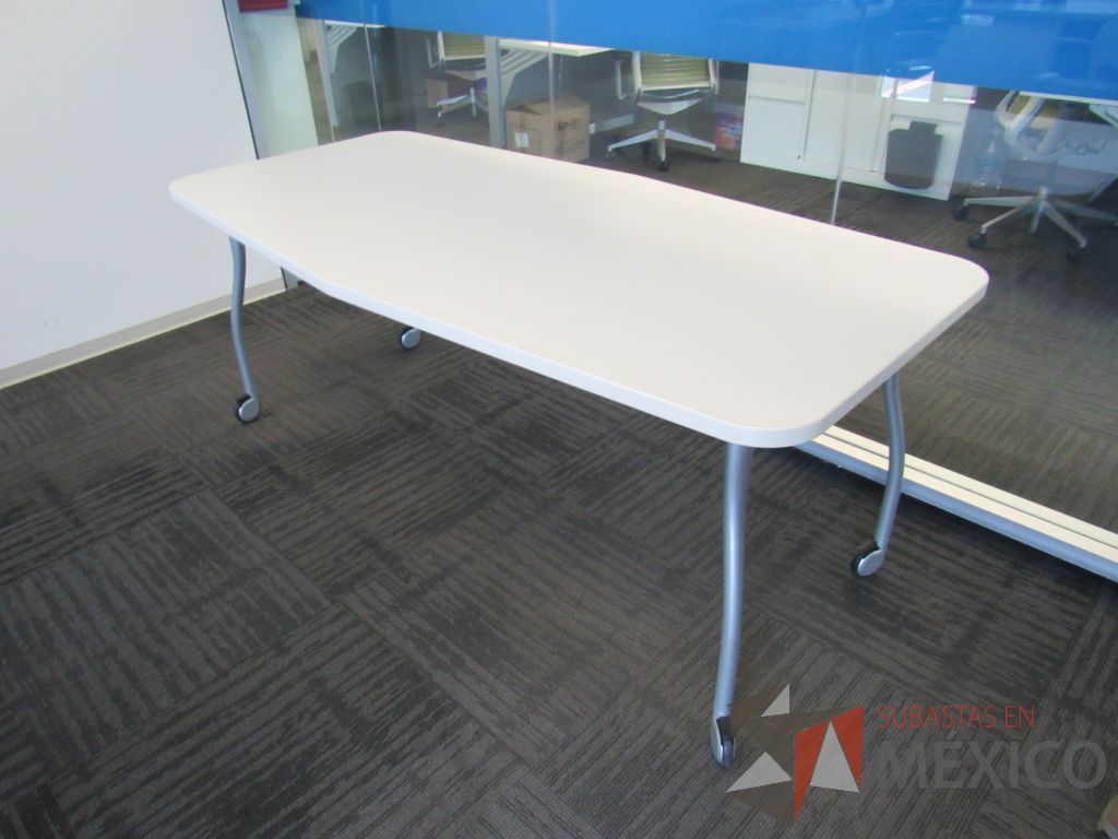 Lote 145 - Mesa de trabajo con 4 patas metálicas, ruedas y cubierta color blanco - Imagen 4