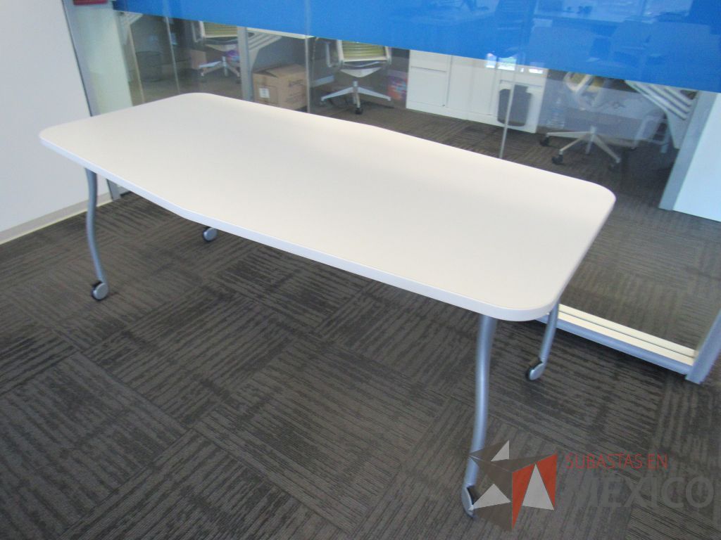 Lote 145 - Mesa de trabajo con 4 patas metálicas, ruedas y cubierta color blanco - Imagen 5