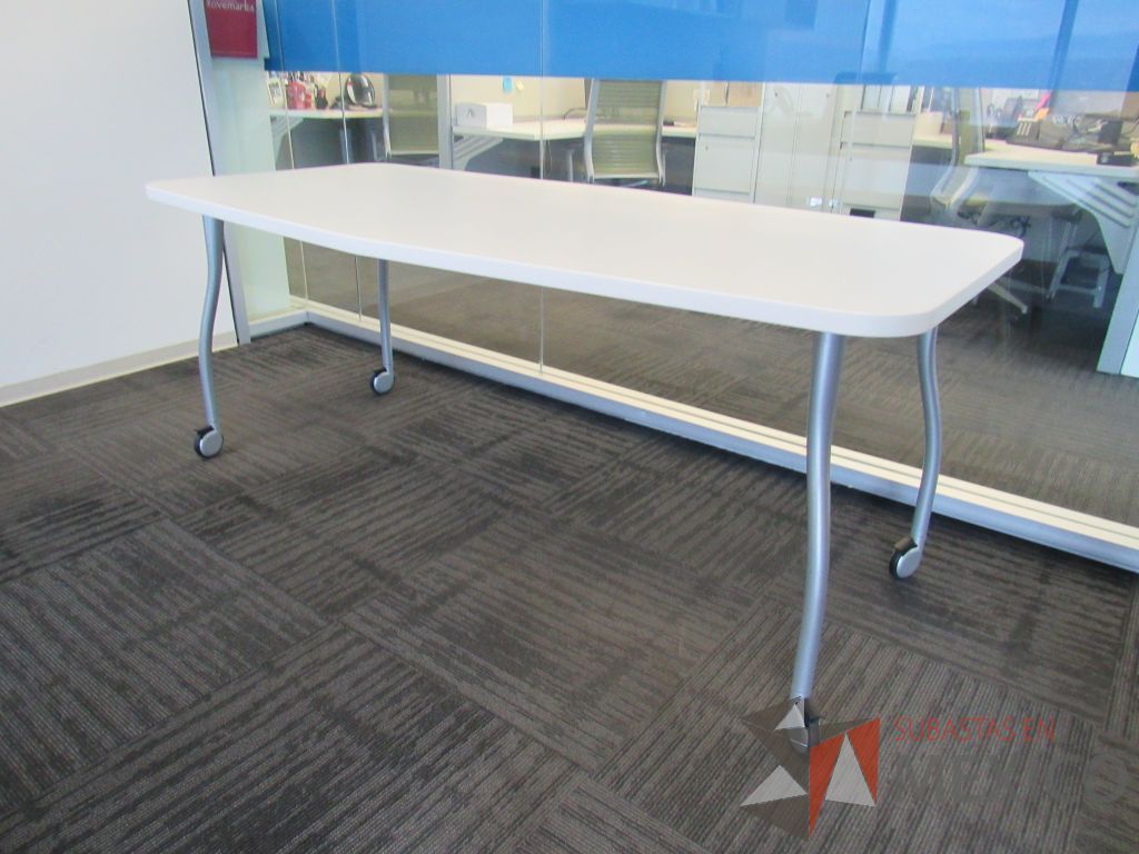 Lote 145 - Mesa de trabajo con 4 patas metálicas, ruedas y cubierta color blanco - Imagen 6
