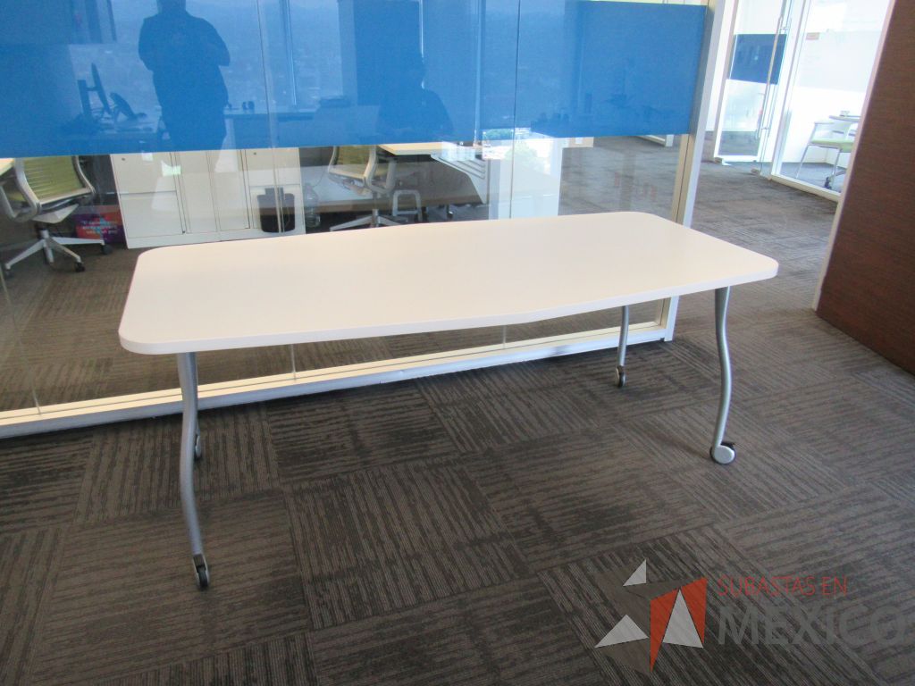 Lote 145 - Mesa de trabajo con 4 patas metálicas, ruedas y cubierta color blanco - Imagen 7