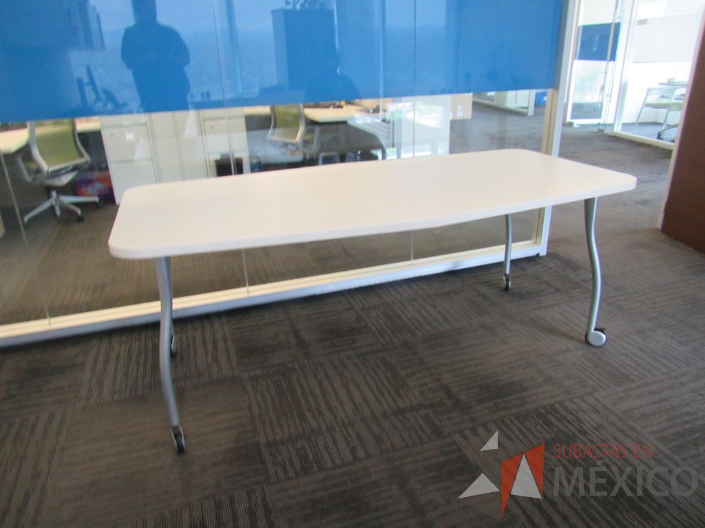 Lote 145 - Mesa de trabajo con 4 patas metálicas, ruedas y cubierta color blanco - Imagen 8