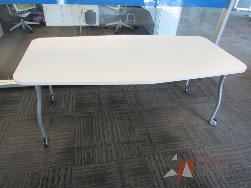 Lote 145 - Mesa de trabajo con 4 patas metálicas, ruedas y cubierta color blanco - Imagen 9