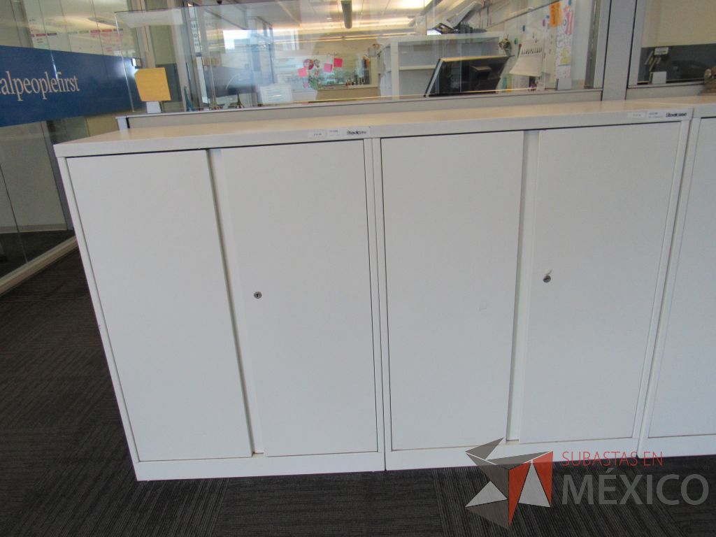 Lote 146 - Gabinete metálico con 4 puertas color blanco - Imagen 3