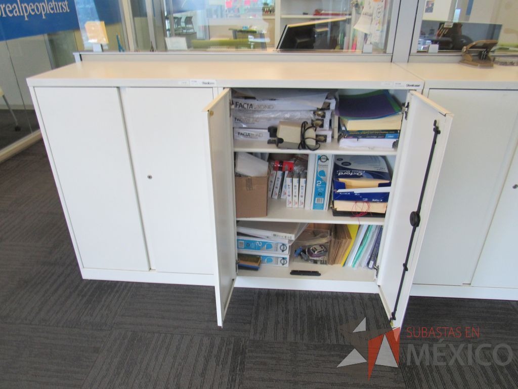 Lote 146 - Gabinete metálico con 4 puertas color blanco - Imagen 4