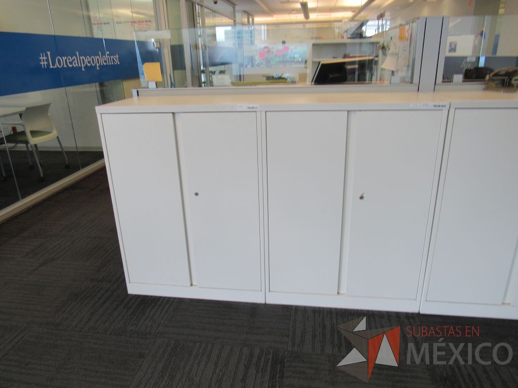 Lote 146 - Gabinete metálico con 4 puertas color blanco - Imagen 6