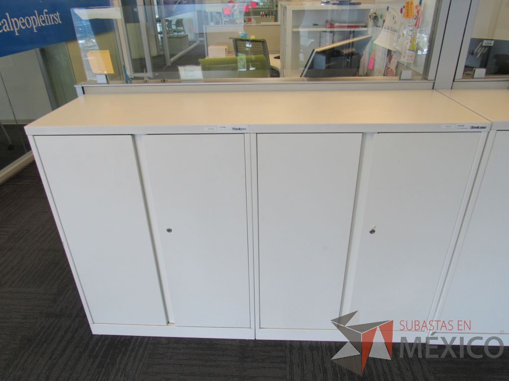 Lote 146 - Gabinete metálico con 4 puertas color blanco - Imagen 7