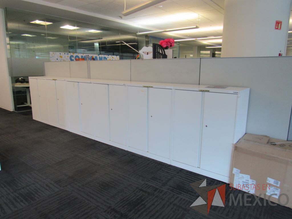 Lote 127 - Gabinete metálico con 4 puertas color blanco - Imagen 9