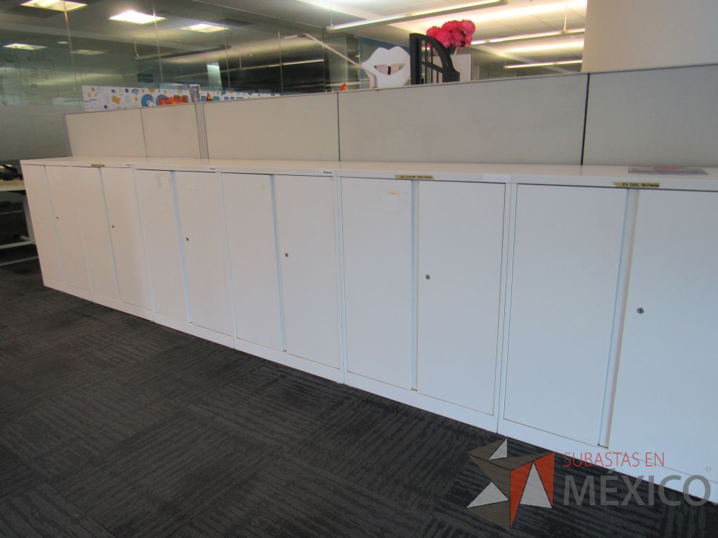 Lote 127 - Gabinete metálico con 4 puertas color blanco - Imagen 10
