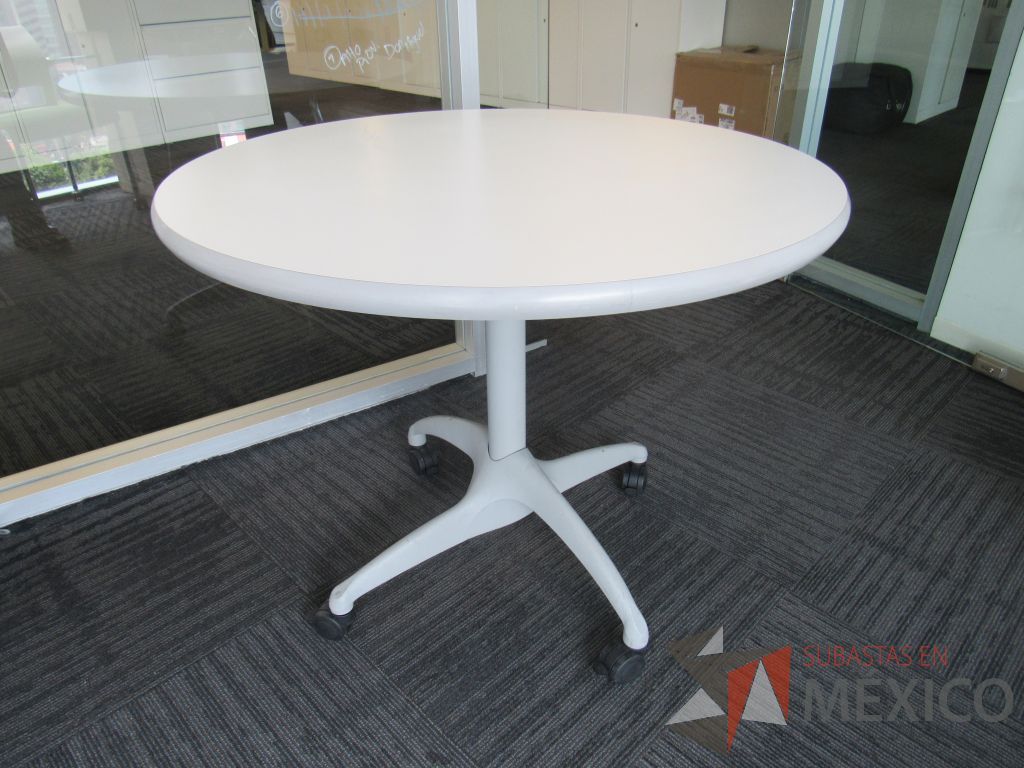 Lote 061 - 2 Mesa de trabajo circular con estructura metálica color gris, ruedas color negro, cubierta color blanco - Imagen 2