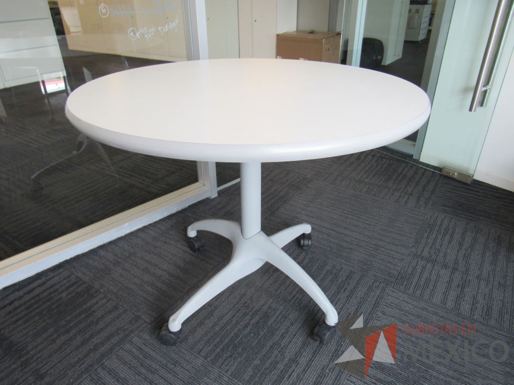 Lote 061 - 2 Mesa de trabajo circular con estructura metálica color gris, ruedas color negro, cubierta color blanco - Imagen 3