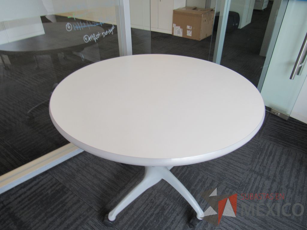 Lote 061 - 2 Mesa de trabajo circular con estructura metálica color gris, ruedas color negro, cubierta color blanco - Imagen 4