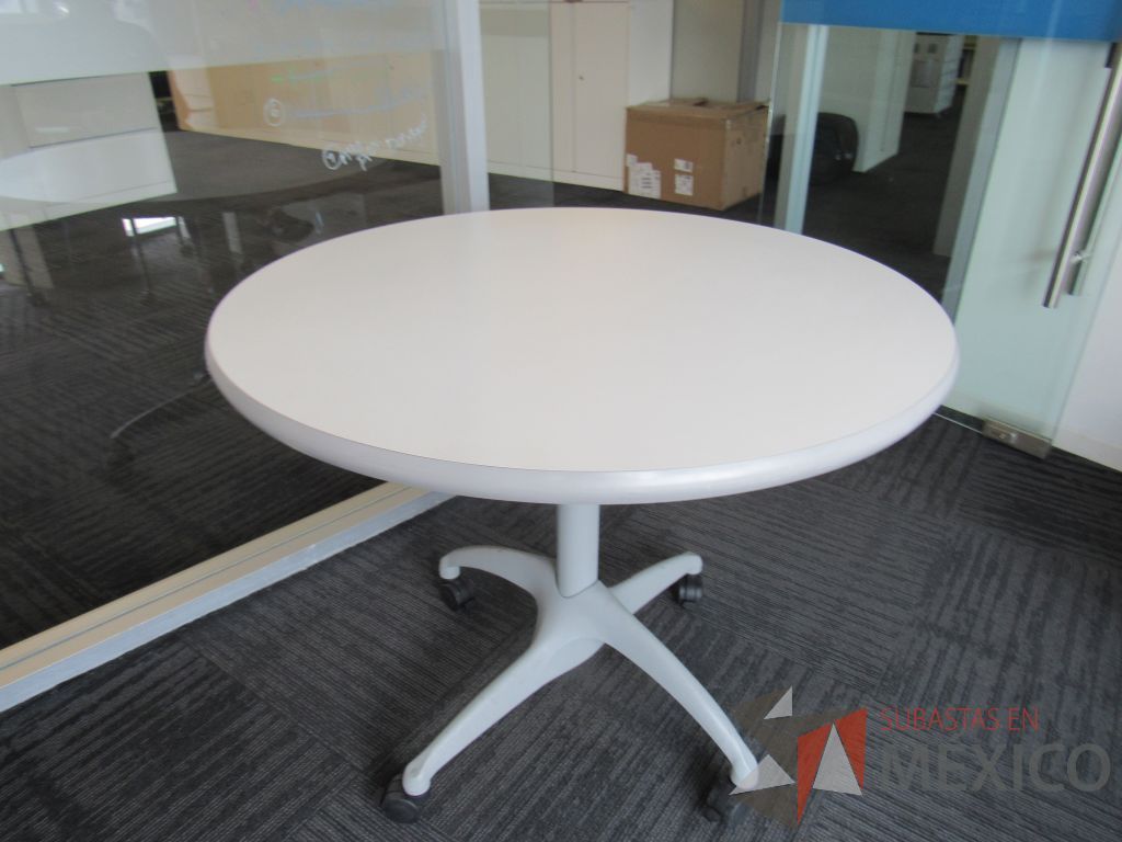 Lote 061 - 2 Mesa de trabajo circular con estructura metálica color gris, ruedas color negro, cubierta color blanco - Imagen 5