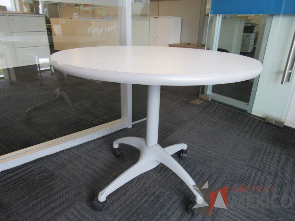 Lote 061 - 2 Mesa de trabajo circular con estructura metálica color gris, ruedas color negro, cubierta color blanco - Imagen 6