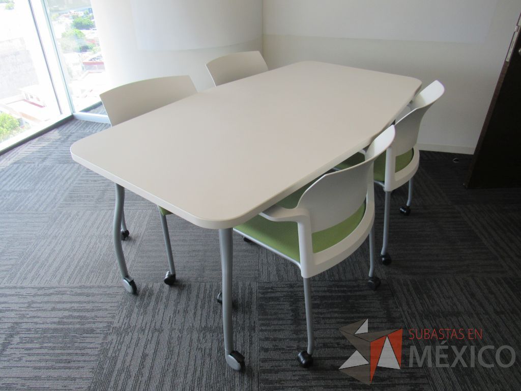 Lote 245 - Mesa de trabajo con 4 patas metálicas, ruedas y cubierta color blanco.