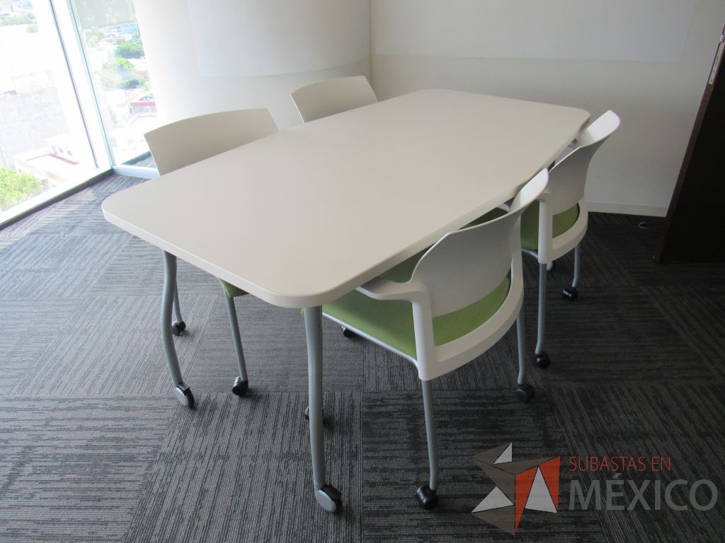 Lote 387 - Mesa de trabajo con 4 patas metálicas, ruedas y cubierta color blanco. - Imagen 3