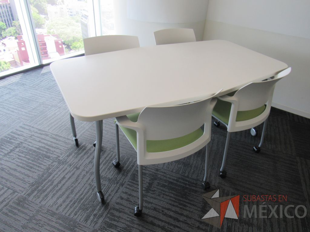 Lote 387 - Mesa de trabajo con 4 patas metálicas, ruedas y cubierta color blanco. - Imagen 4