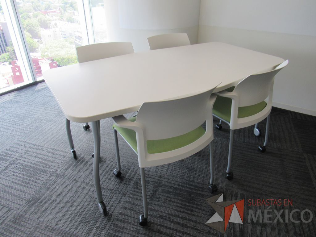 Lote 387 - Mesa de trabajo con 4 patas metálicas, ruedas y cubierta color blanco. - Imagen 5