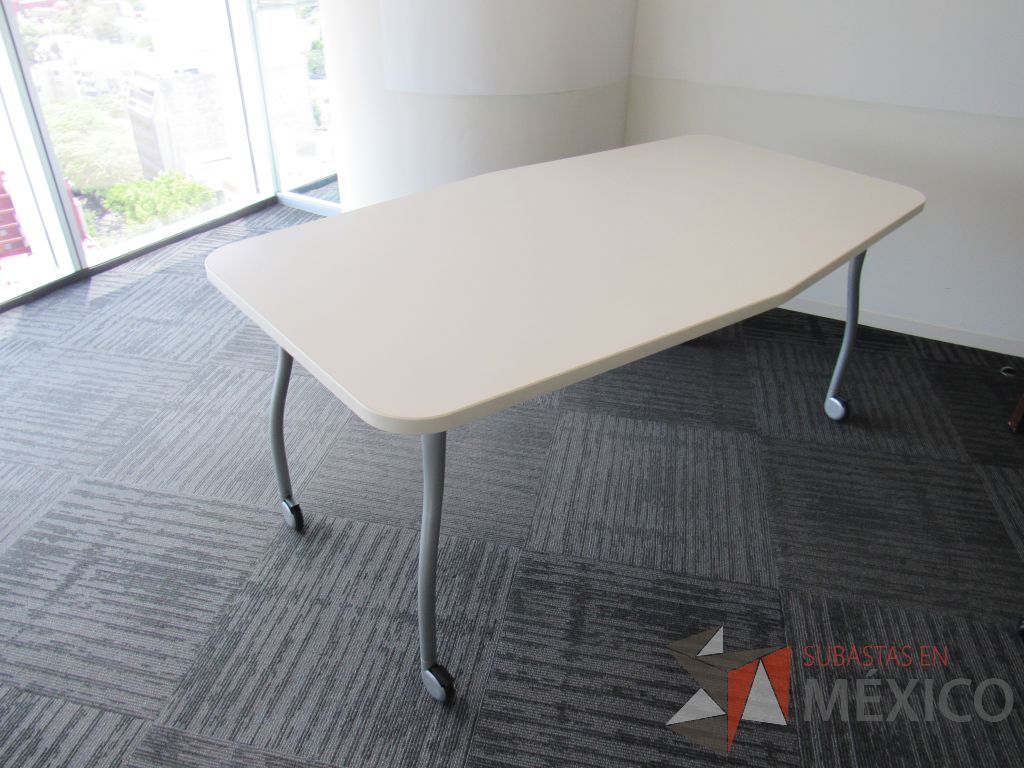 Lote 387 - Mesa de trabajo con 4 patas metálicas, ruedas y cubierta color blanco. - Imagen 6