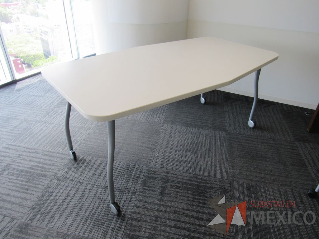Lote 387 - Mesa de trabajo con 4 patas metálicas, ruedas y cubierta color blanco. - Imagen 7