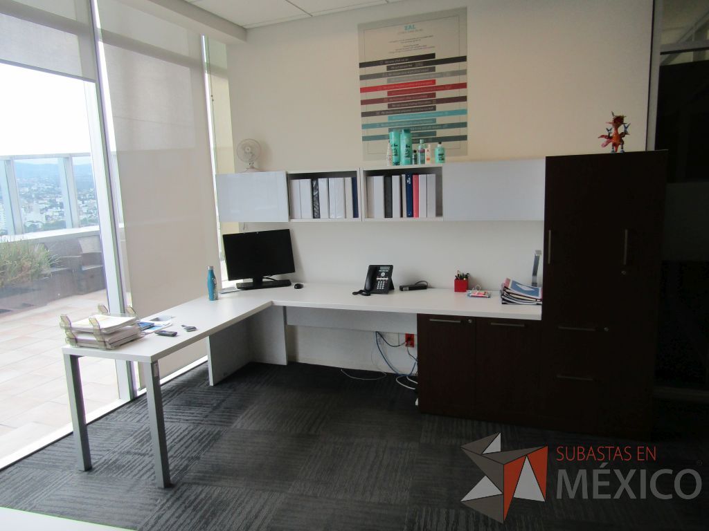 Lote 038 - Escritorio en escuadra con gabinete de pedestal, gabinete alto con 2 puertas y 2 cajones color café y 2 Gavetas empotradas con 2 puertas puertas corredizas - Imagen 4