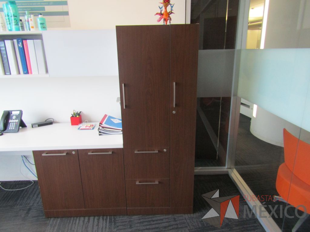 Lote 038 - Escritorio en escuadra con gabinete de pedestal, gabinete alto con 2 puertas y 2 cajones color café y 2 Gavetas empotradas con 2 puertas puertas corredizas - Imagen 9