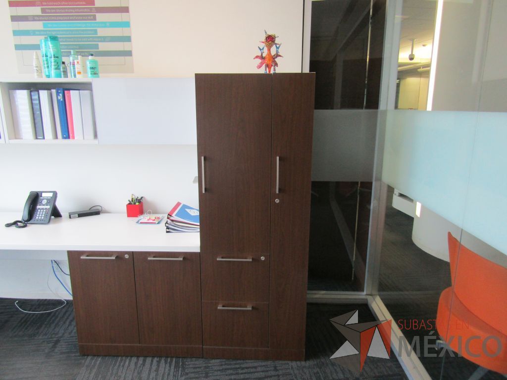 Lote 038 - Escritorio en escuadra con gabinete de pedestal, gabinete alto con 2 puertas y 2 cajones color café y 2 Gavetas empotradas con 2 puertas puertas corredizas - Imagen 11