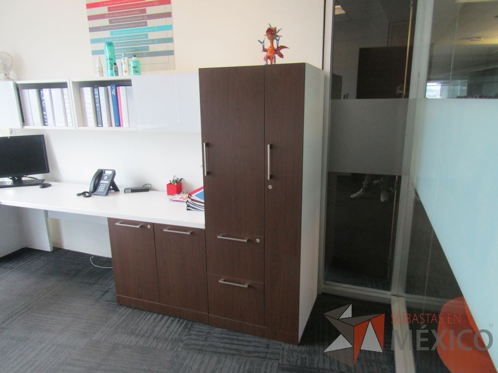 Lote 038 - Escritorio en escuadra con gabinete de pedestal, gabinete alto con 2 puertas y 2 cajones color café y 2 Gavetas empotradas con 2 puertas puertas corredizas - Imagen 12